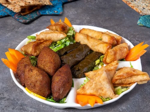 حیاط زیبای رستوران Shandiz Palace Dubai Restaurant