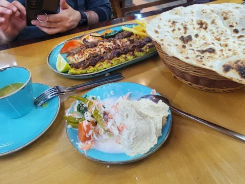چلو کباب‌های رستوران Shiraz Night Dubai Restaurant