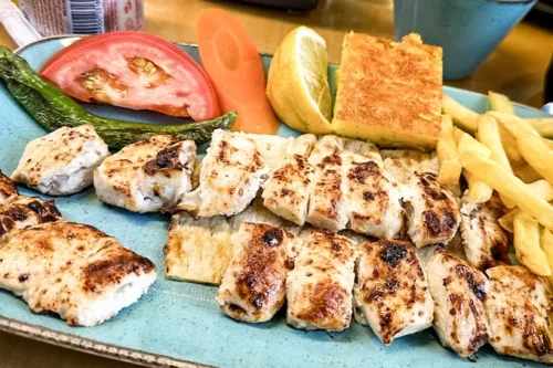 ساندویچ‌های ایرانی رستوران شب های شیراز دبی