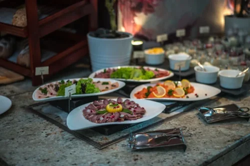 استیکهای ولدان و مدیوم در رستوران Cara Dubai Restaurant