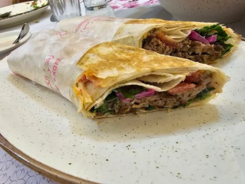 شاورما سوری در رستوران Zahir Dubai Restaurant