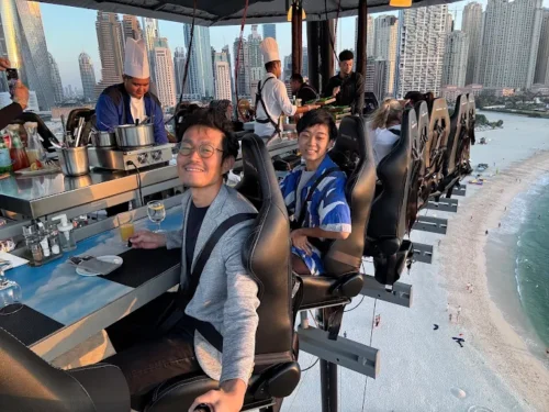 صرف غذا در آسمان توسط رستوران Dinner Dubai Marina Restaurant