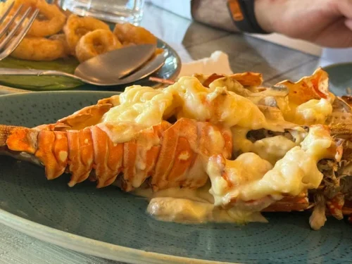 سرو انواع ماهی‌های خاص در رستوران Seafood Market Dubai Restaurant