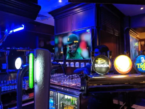 انواع سالاد و کلاب در رستوران Somerset Dubai Restaurant