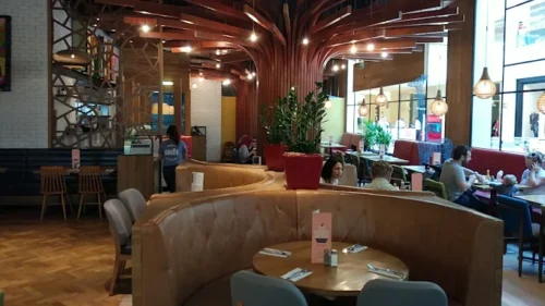 استفاده از متریال تازه در رستوران Giraffe Abu Dhabi Restaurant